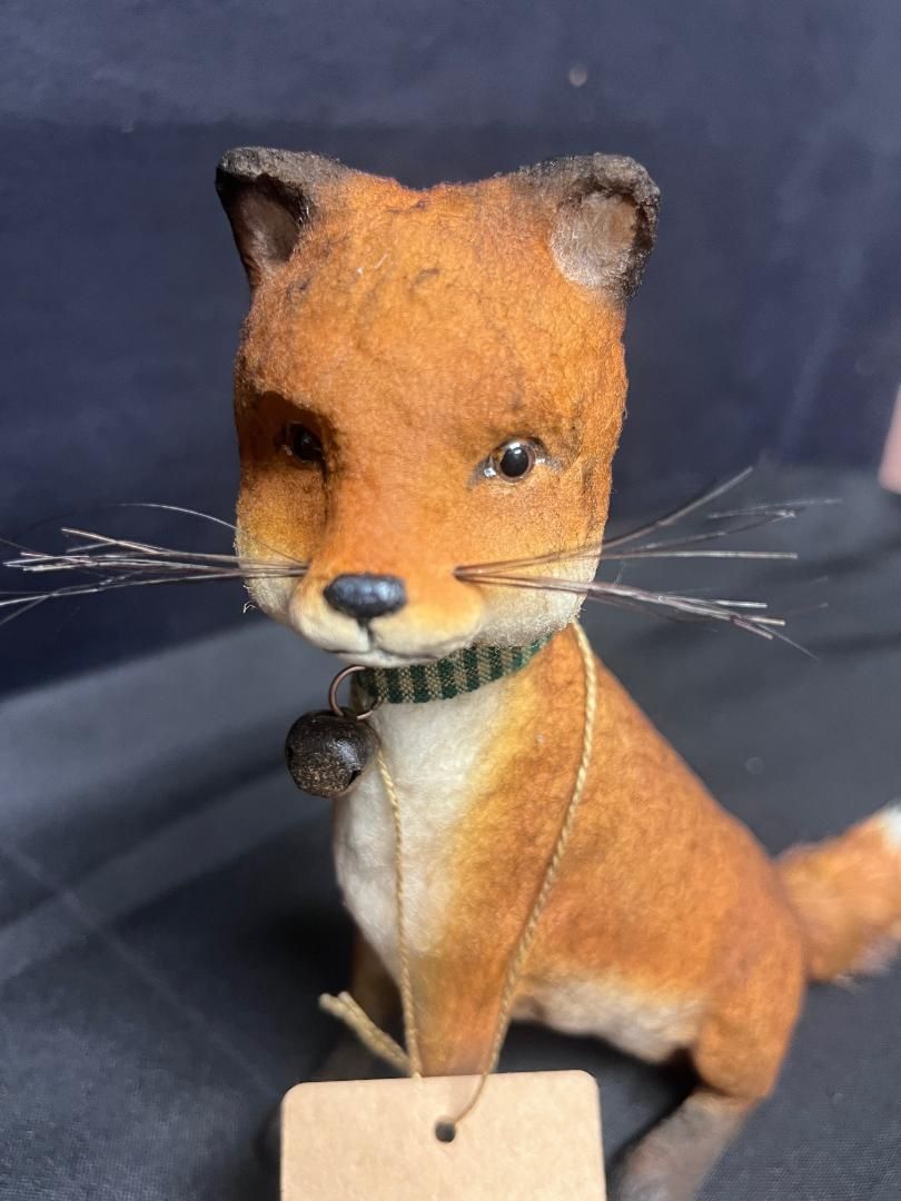 Pippy Fox Sitting