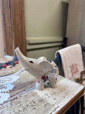 Dainty Daisies Elephant Ring Holder 1239494