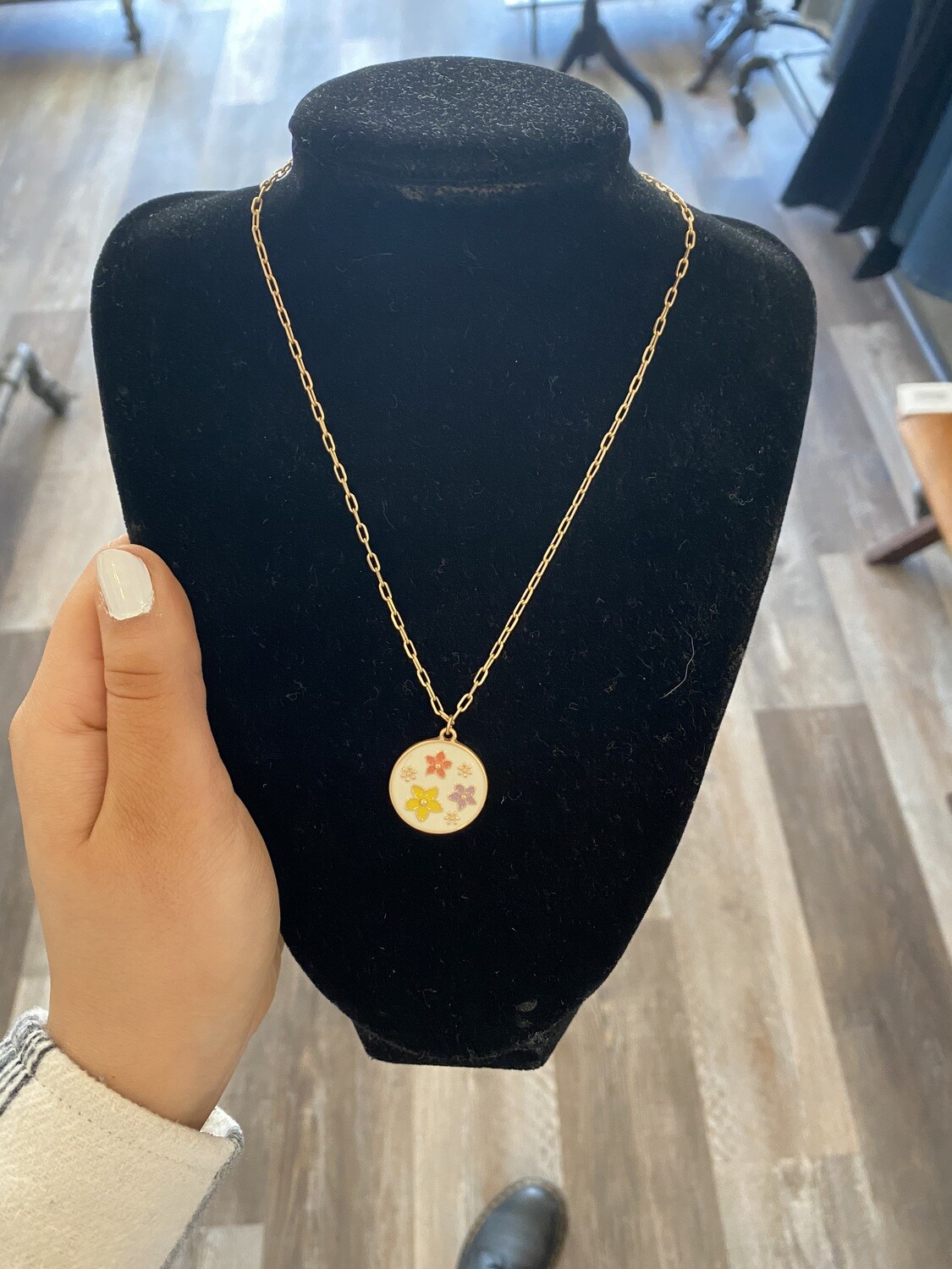 White Circle Flower Necklace 