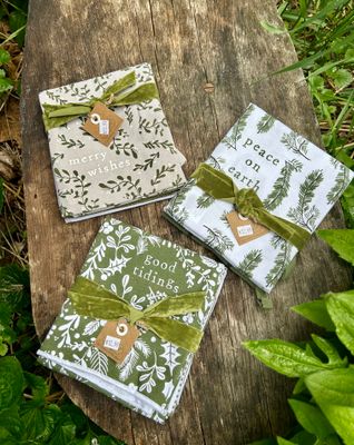 White &amp; Green Christmas Towel Set