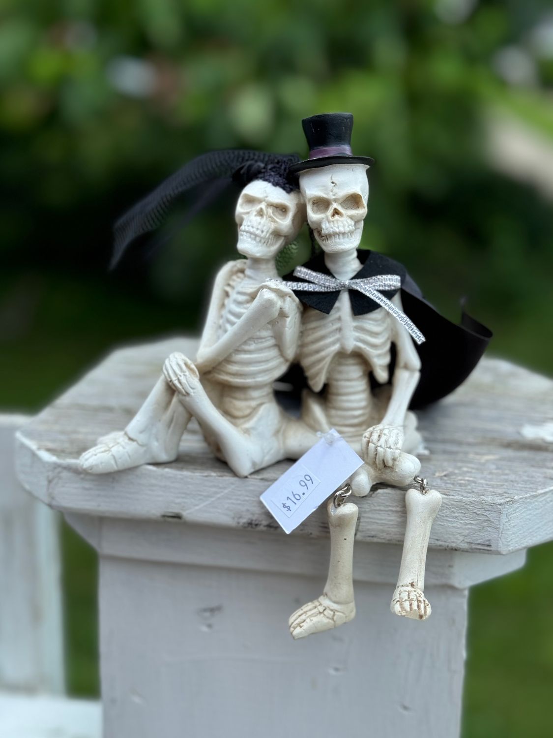 Skeleton Couple Statue