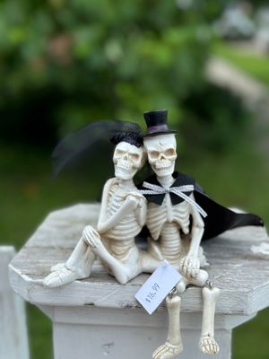 Skeleton Couple Statue