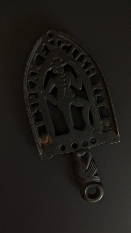 I speak english yet iron trivet