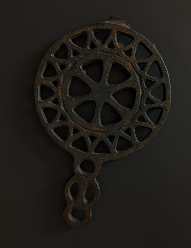 Iron trivet