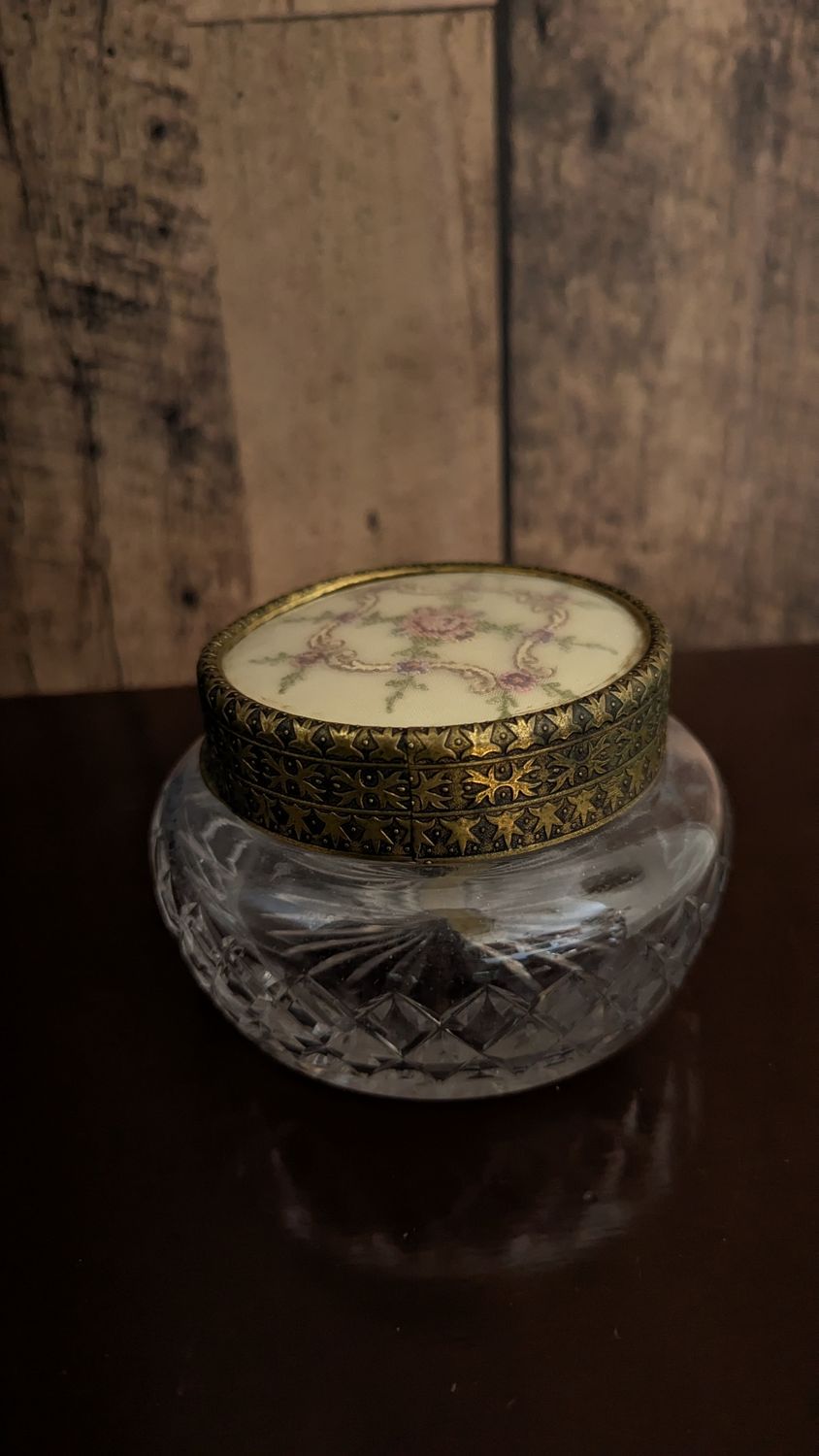 Container with broderie lid