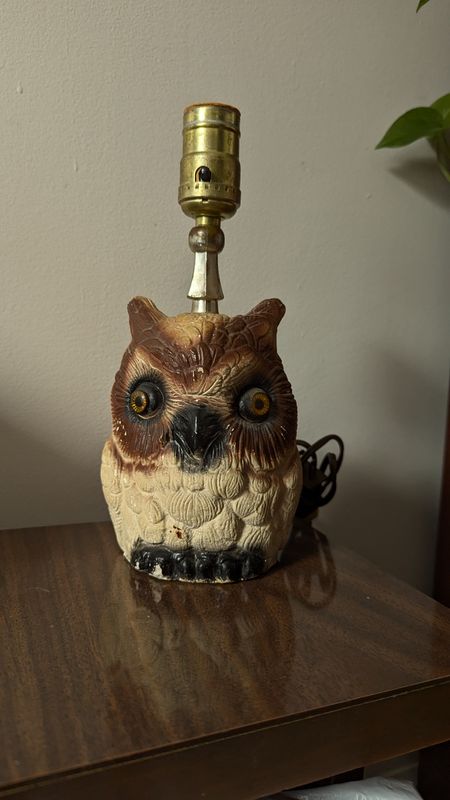 Kitsch owl desk lamp