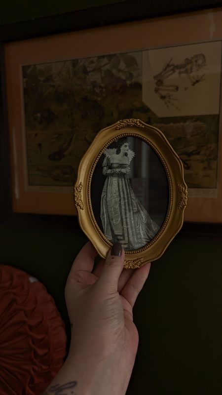 Medieval woman Small oval plastic frame