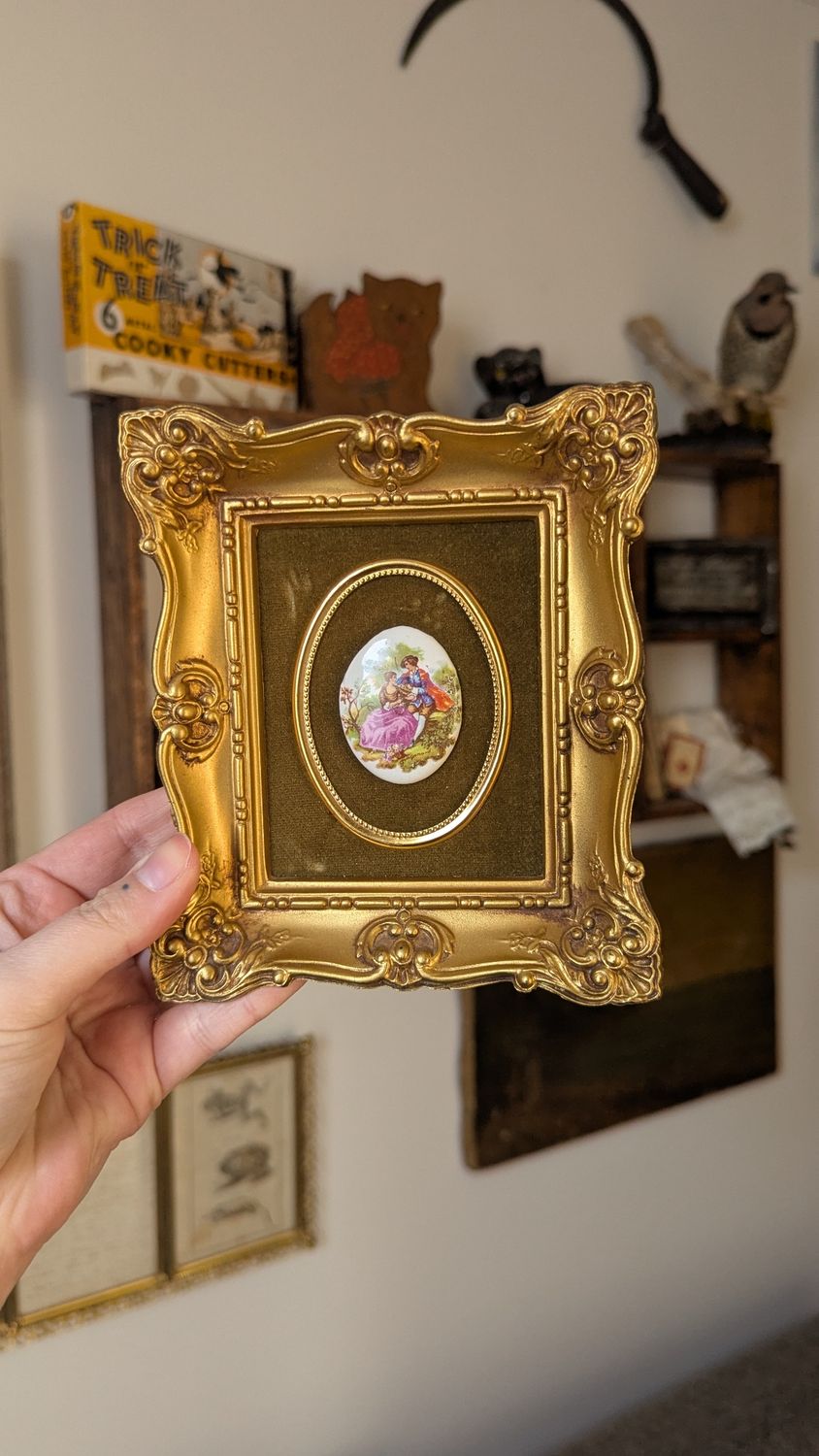Camée frame with green background