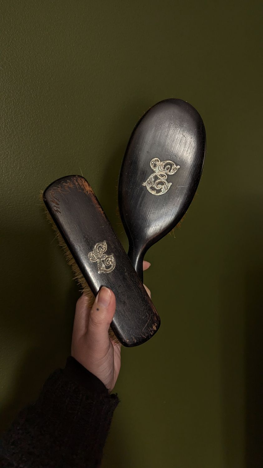 Ebony brush set with &quot;E&quot;