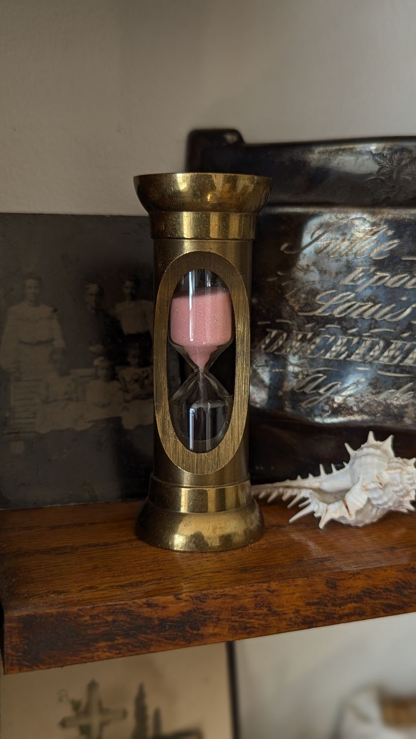 Brass sablier with pink sand