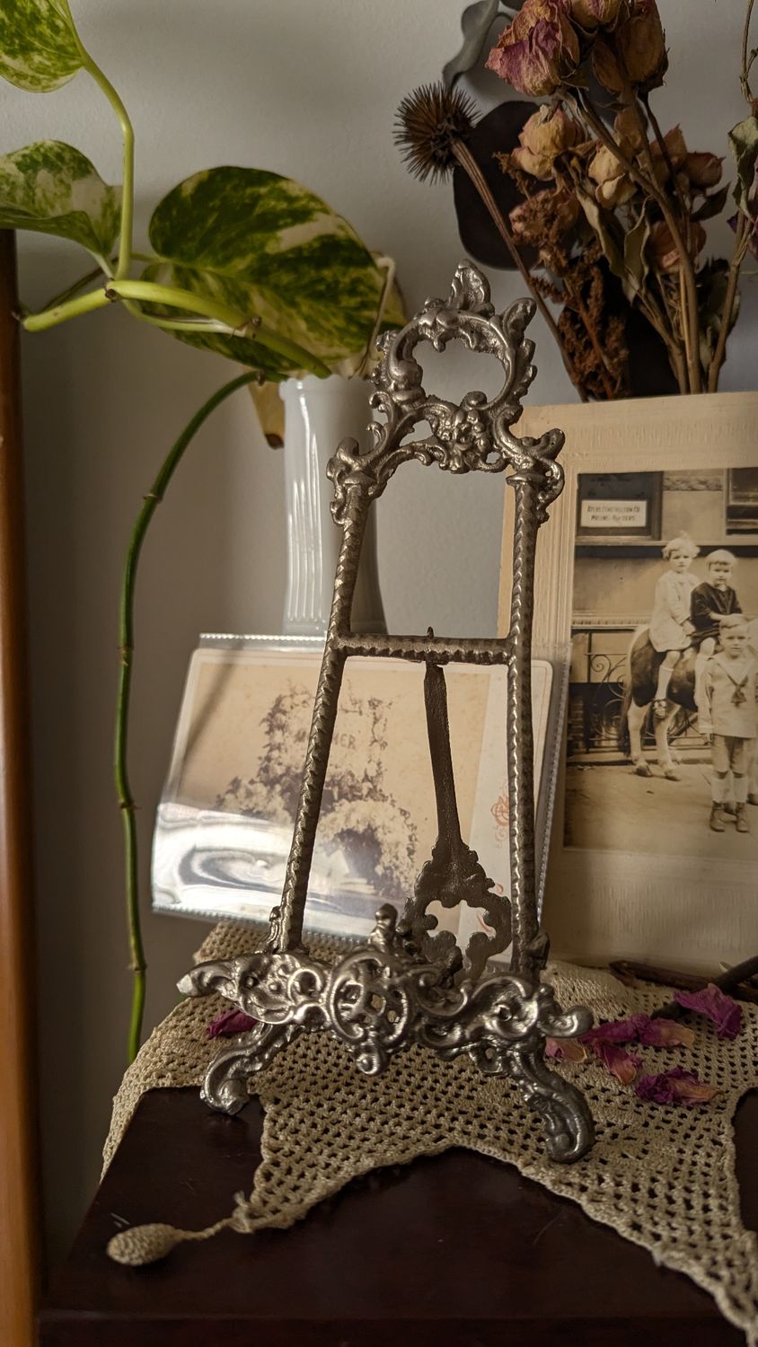 Silver metal colored ornate easel