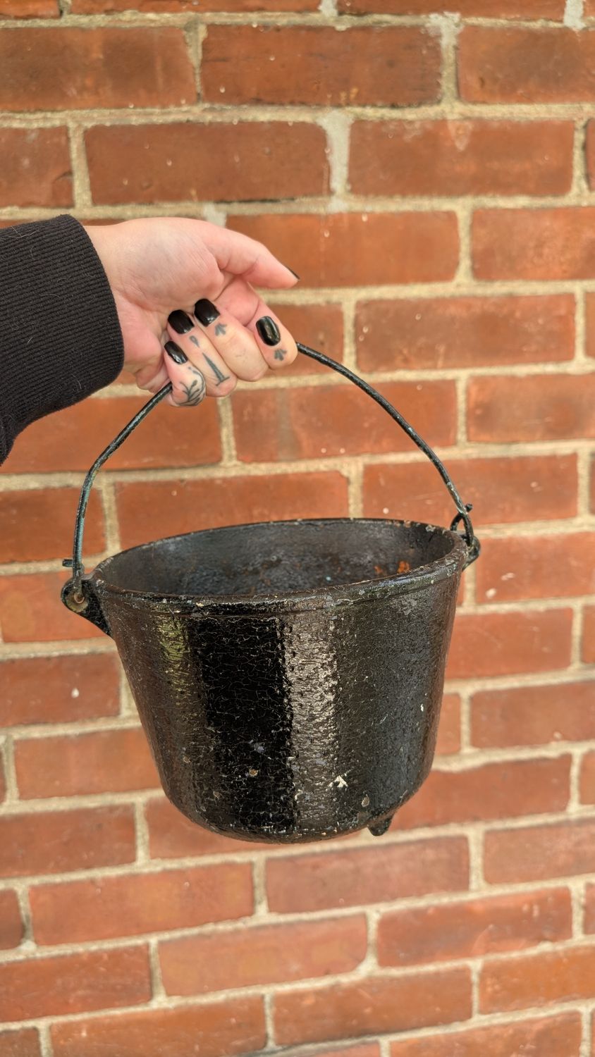 Cast iron cauldron - large