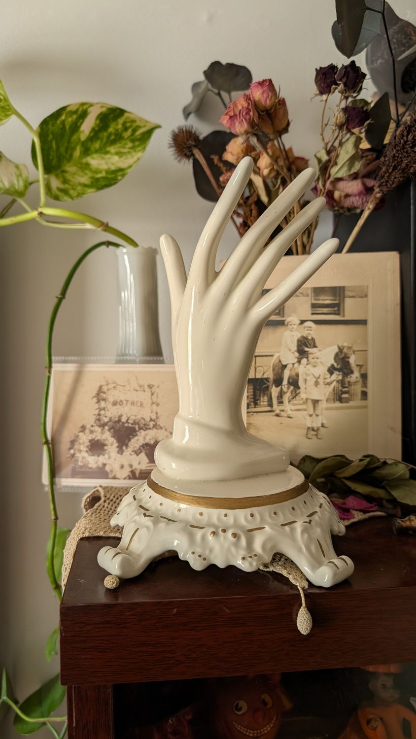Porcelain hand ring holder