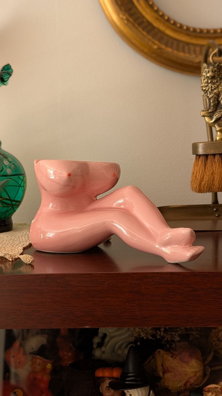 B oo bs and legs ashtray