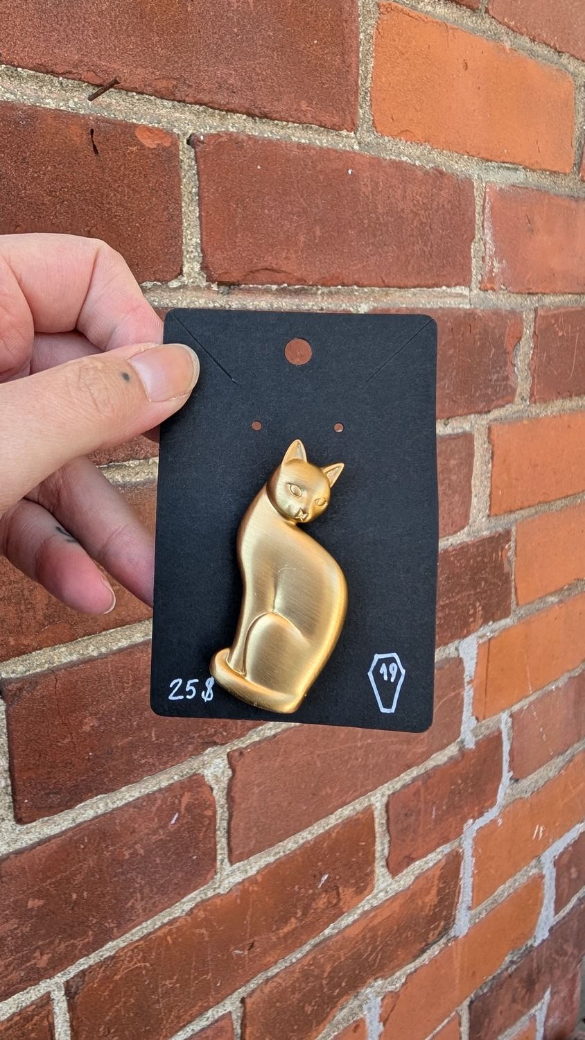 Cat brooch
