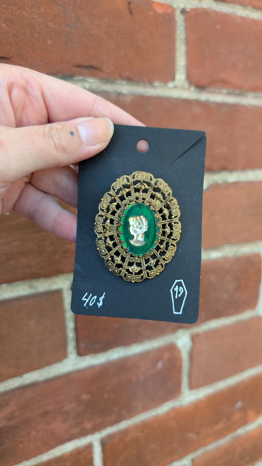 Green caméo filigree brooch