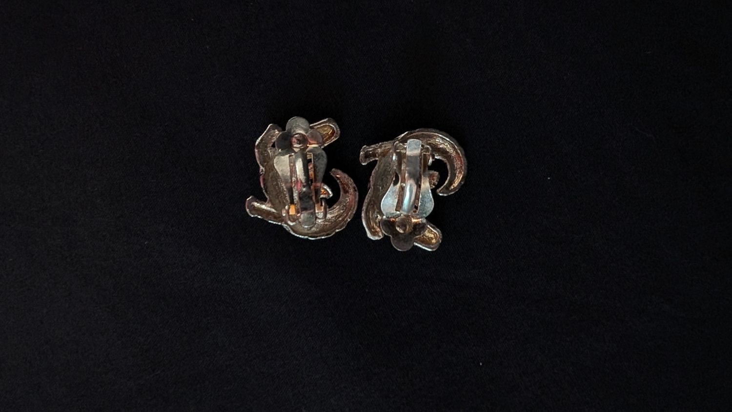 Silver colored aligator gator crocodile clip on earrings