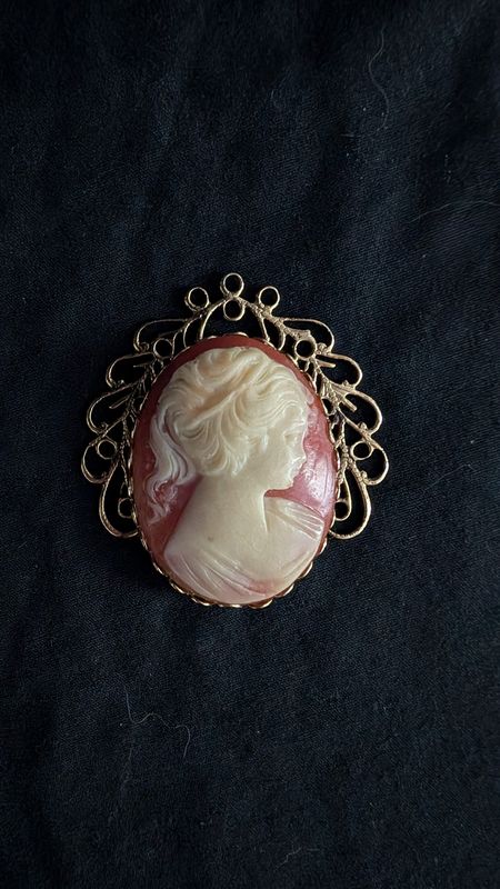 Caméo pendant filigree details in gold color