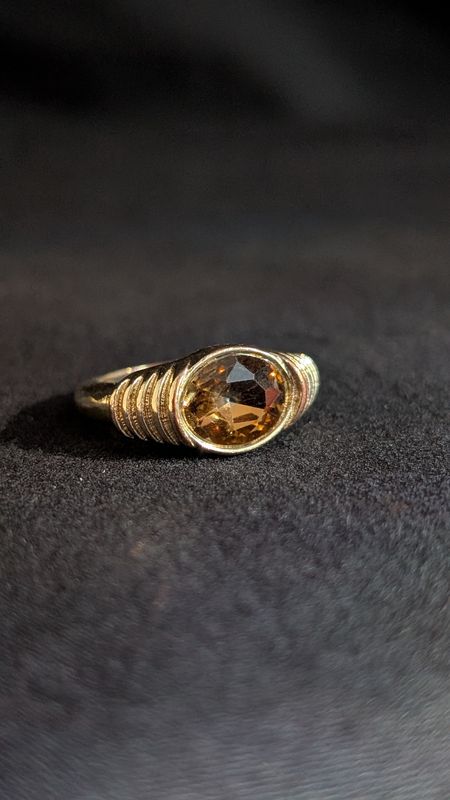 Yellow stoned costume jewelry gold tone ring size 5