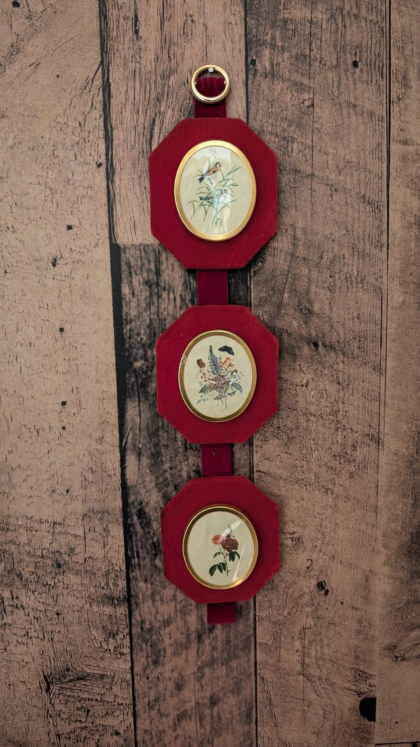 Set of three frames on red velvet octogone