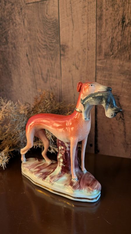 Greyhound staffordshire england porcelaine statue