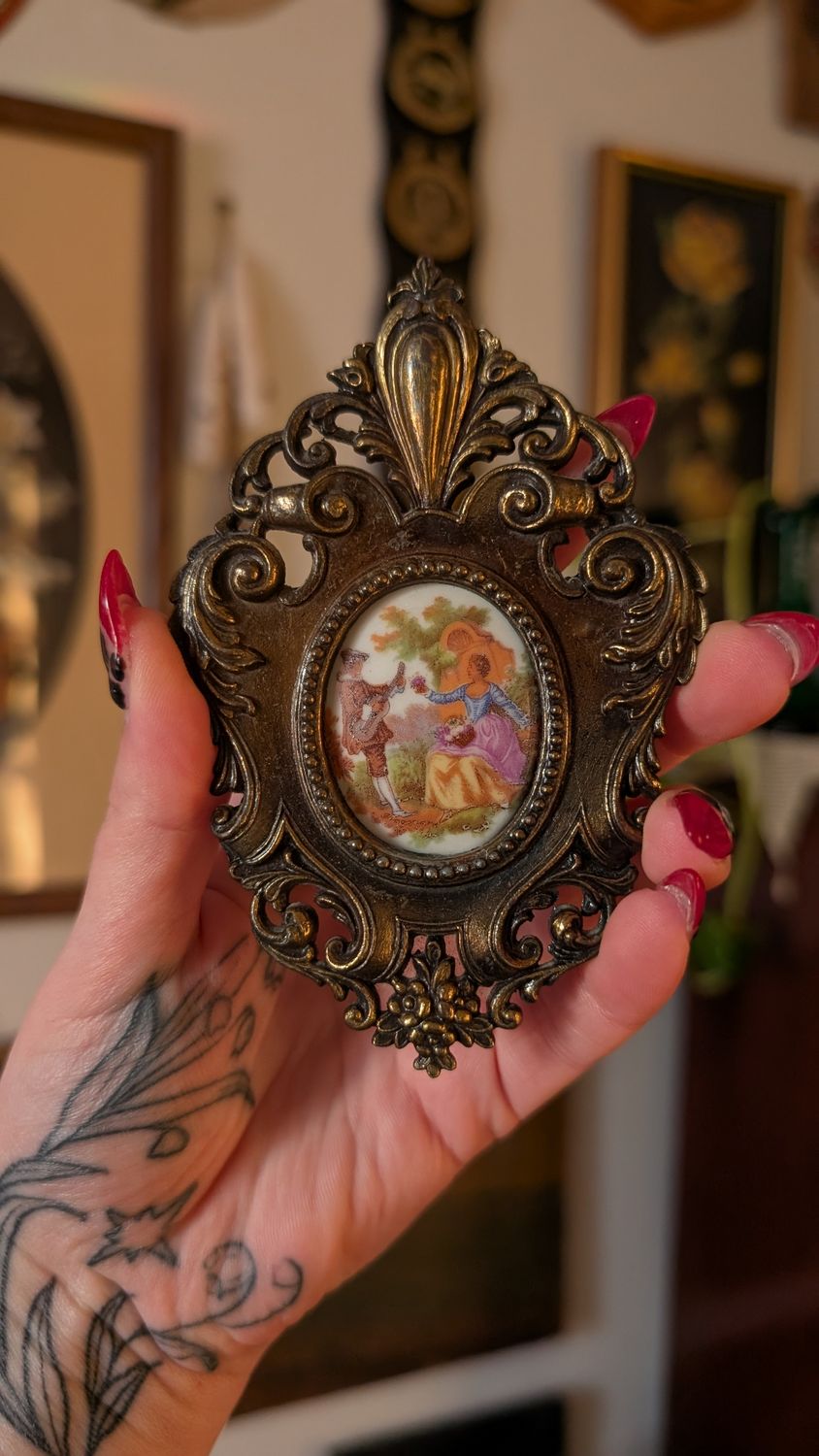 Small cameo in ornate frame italy