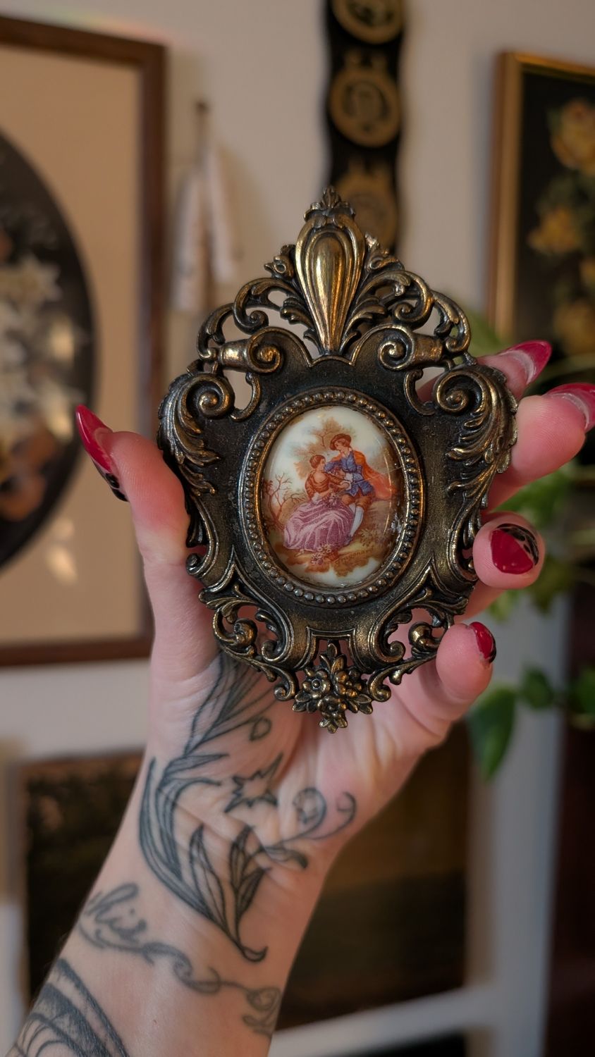 Small cameo in ornate frame italy - SEE PICTURES