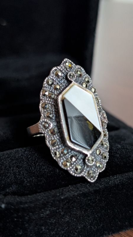 Silver .925 ring marcasite and split mother of pearl/onyx size 7