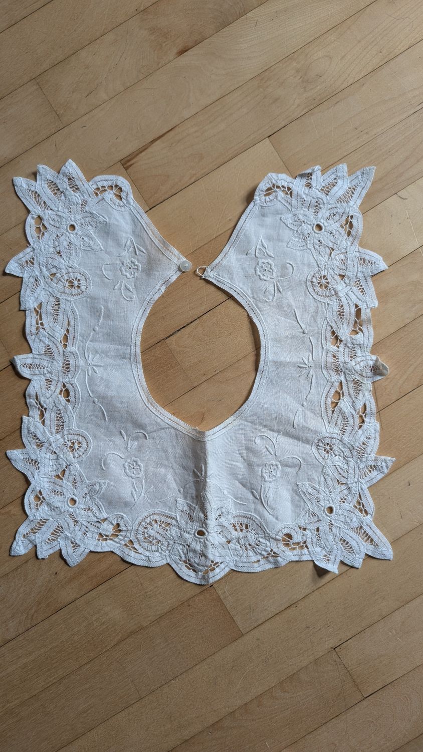 Vintage lace collar