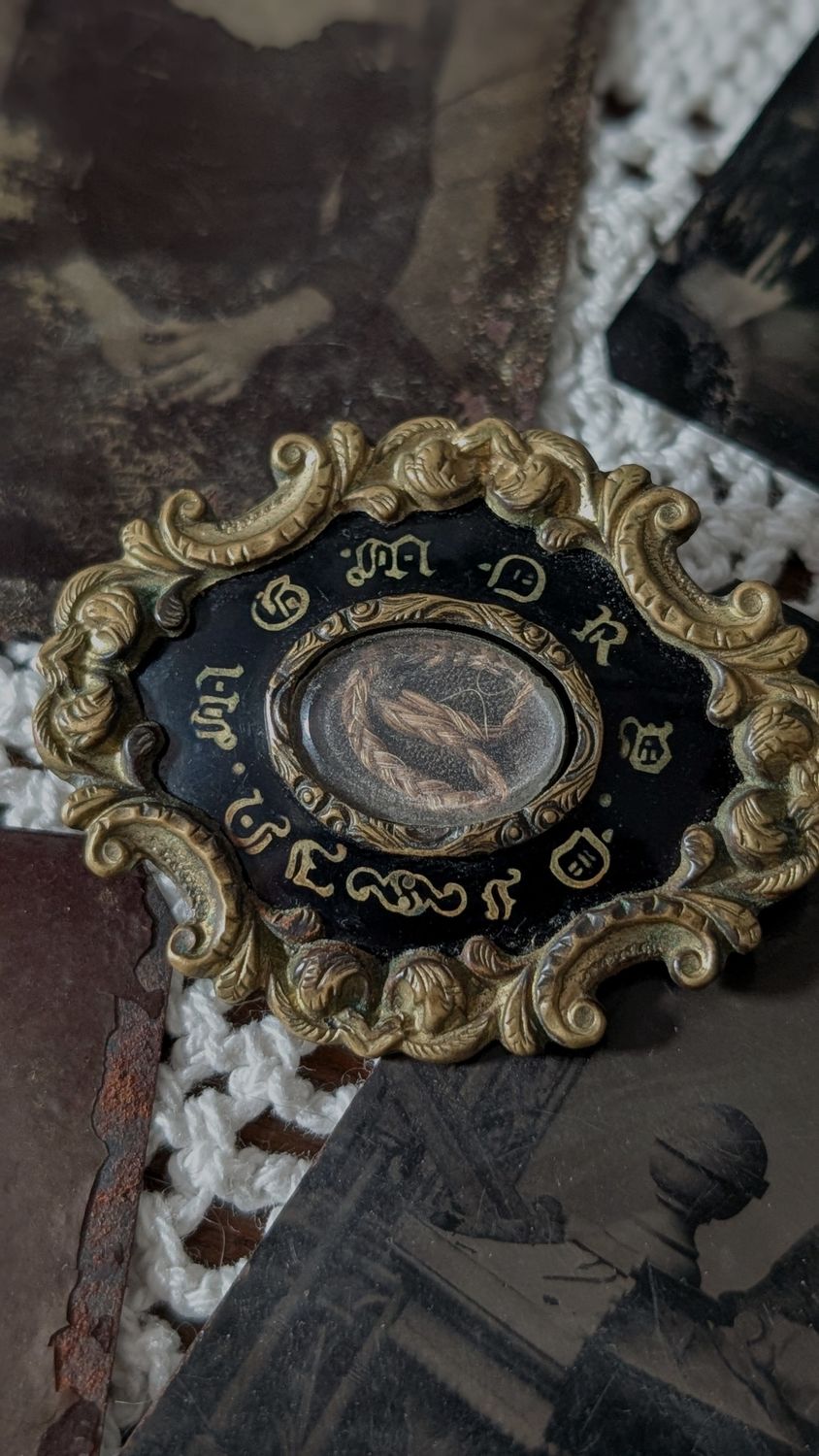 Antique In Memoriam Of brooch with blonde braid