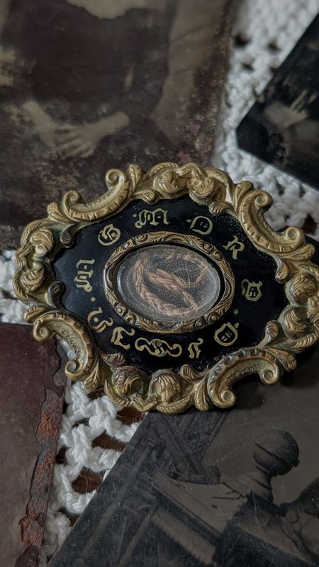 Antique In Memoy Of mourning brooch pendant with blonde braid