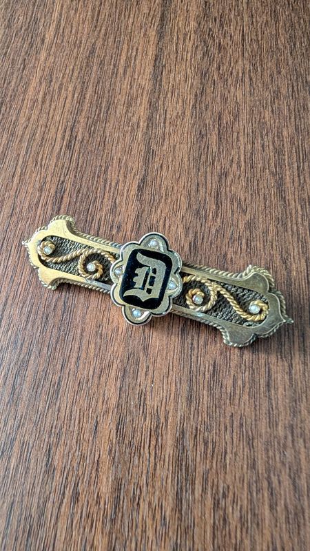 Monogrammed "D" victorian antique brooch with hairwork and small pearls rolled gold