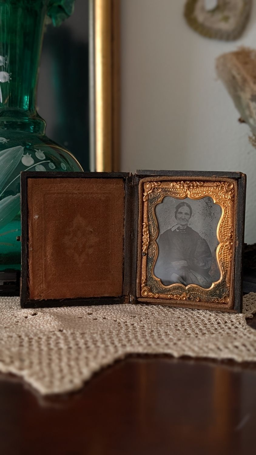 Dagguerotype old woman in case