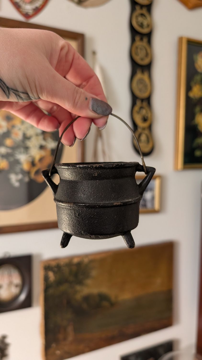 Witch's cauldron iron 2