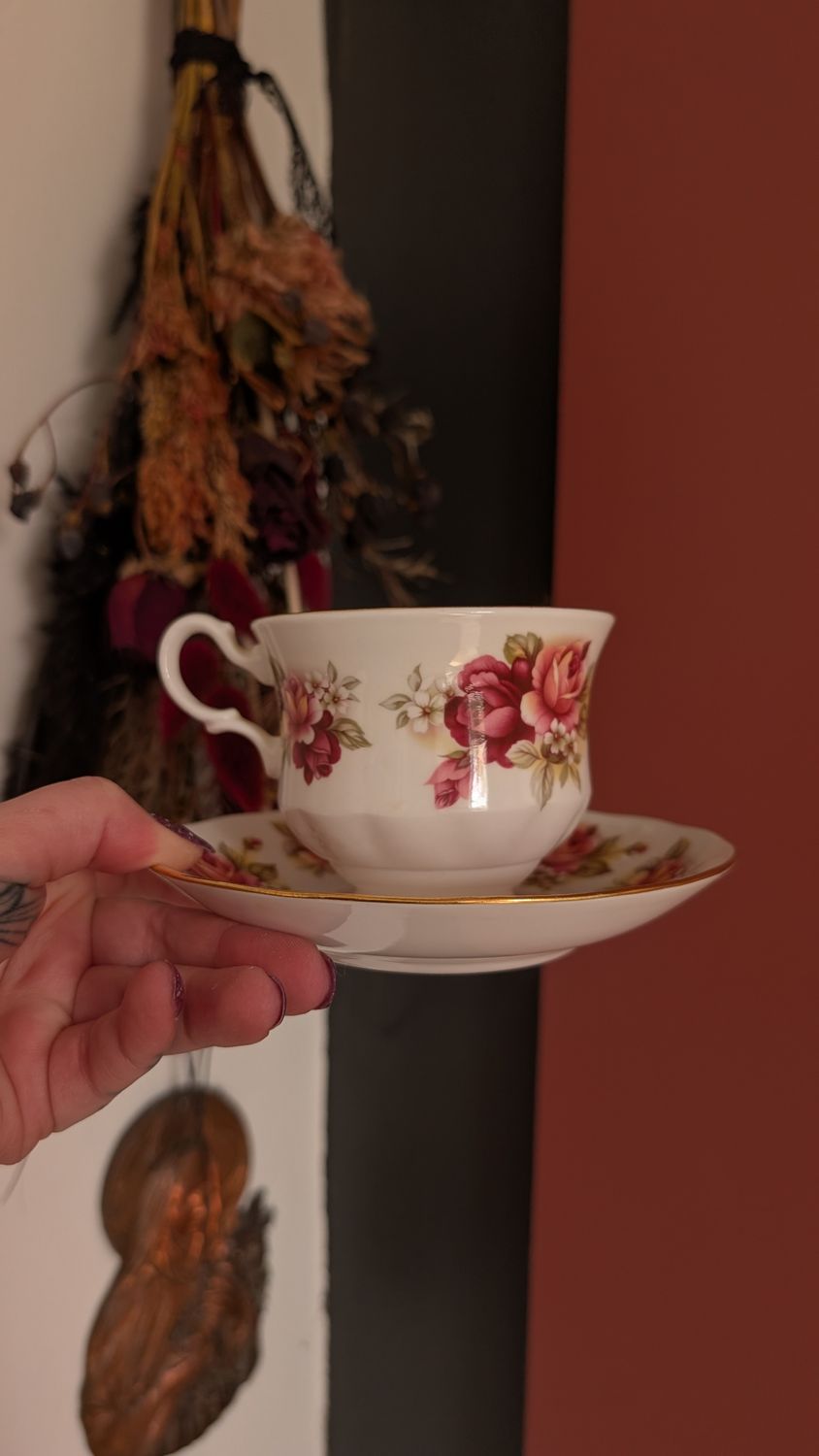 Roses - tea cup - queen anne