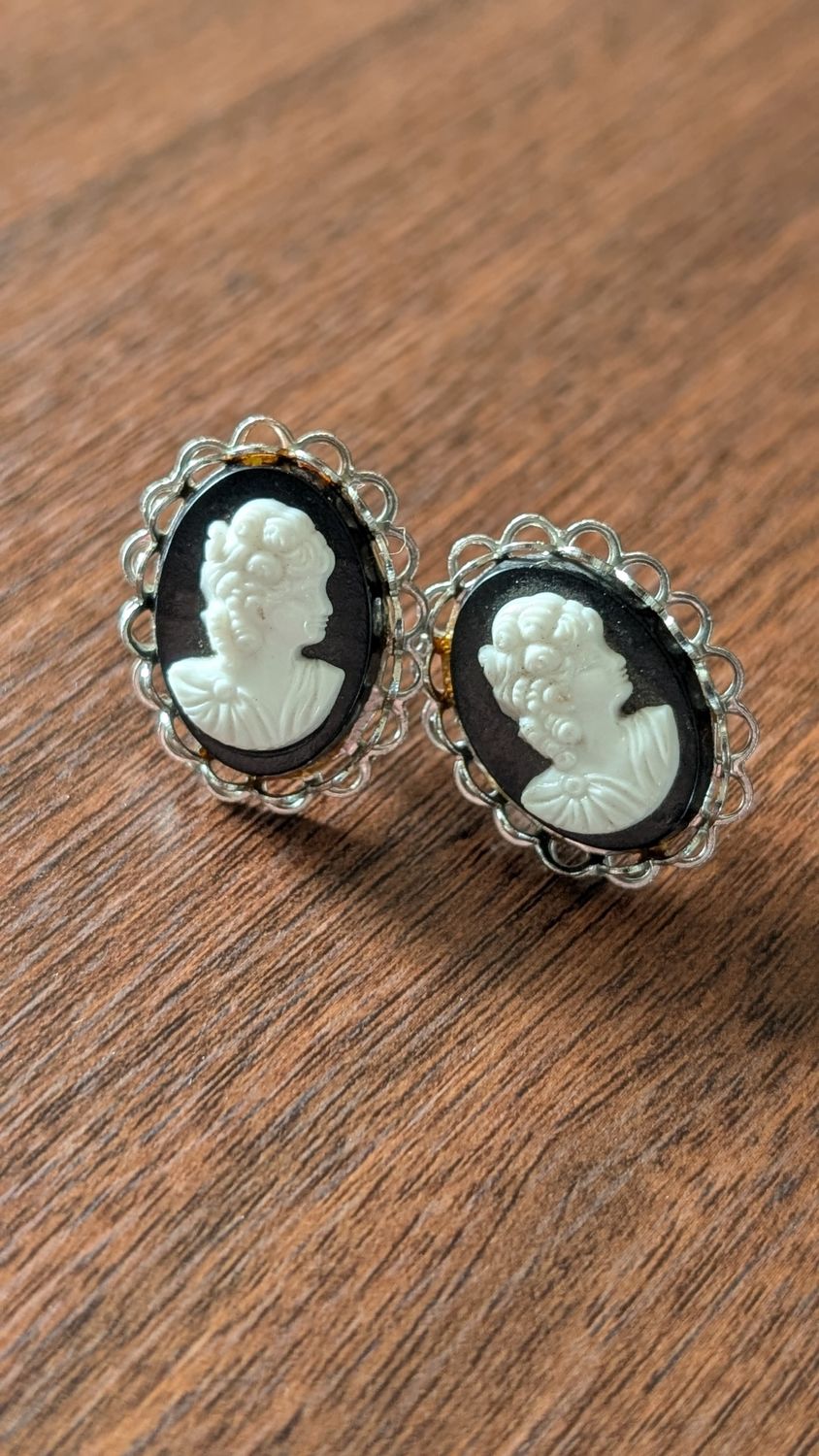 Small caméo plastic earrings