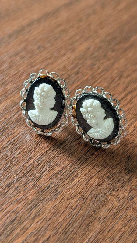 Small caméo plastic earrings