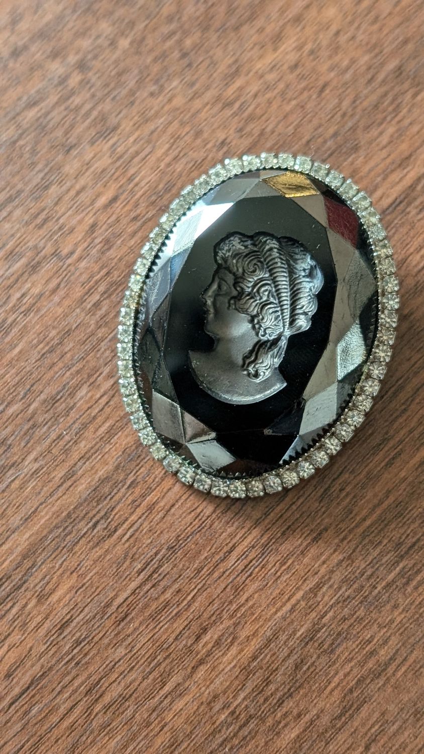 Black glass caméo brooch