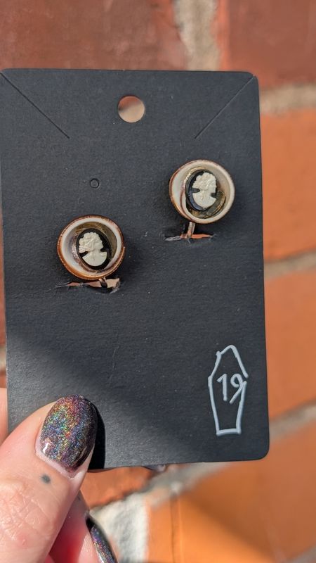Caméo plastic + wood twist back earrings