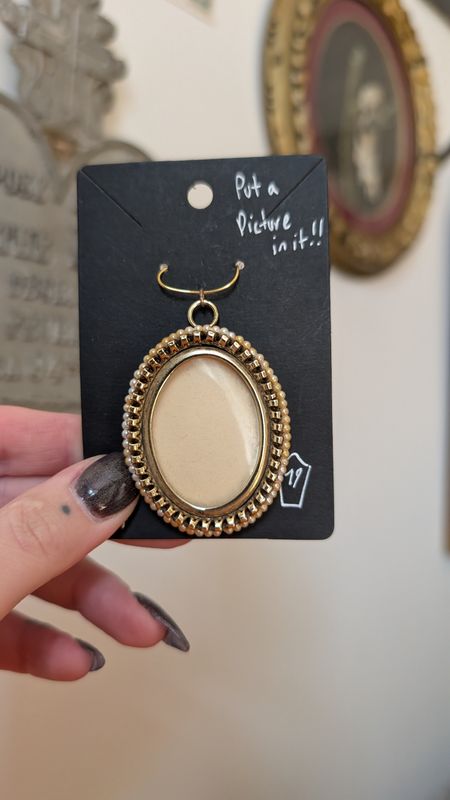 Vintage picture pendant with faux pearls