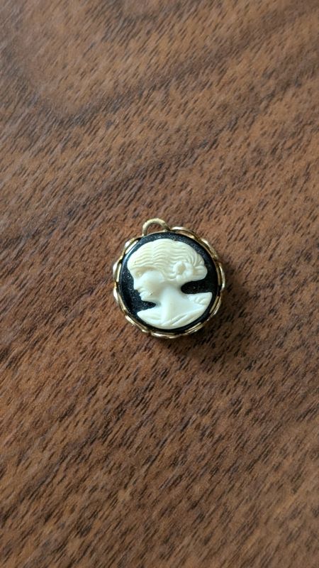 Small plastic caméo pendant