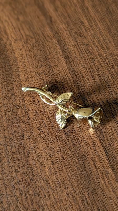 Gold tone rose brooch