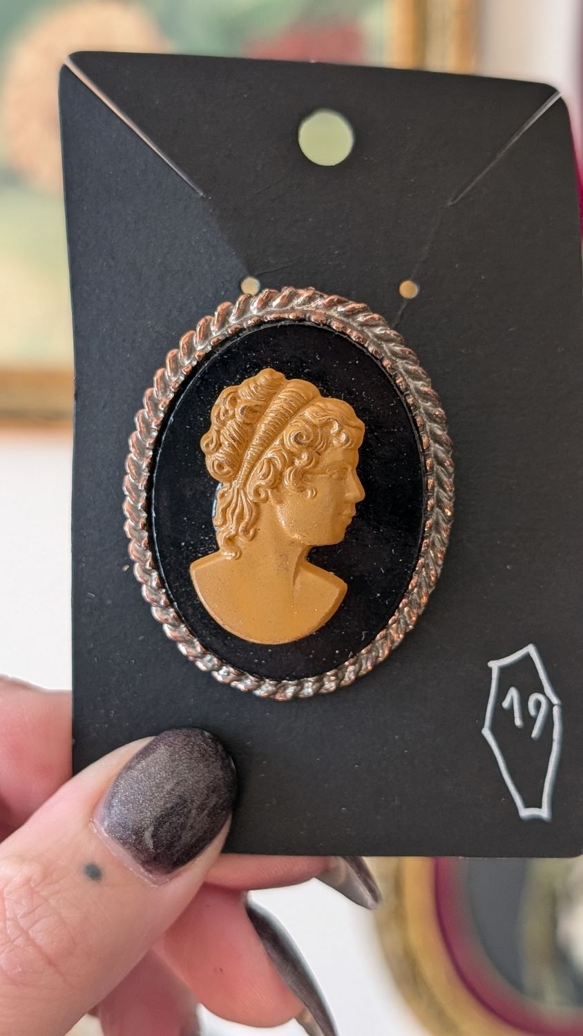 Caméo brooch