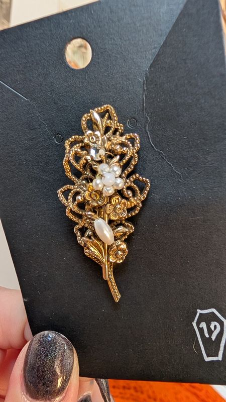 Floral filagree gilt brooch with different flowers
