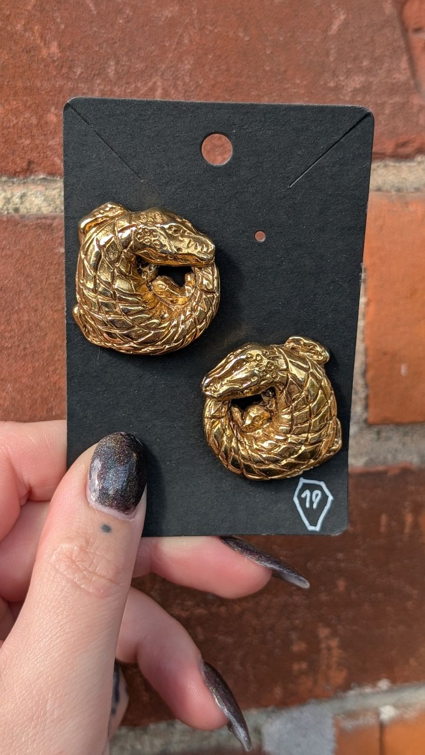 Gold tone aligator clip in earrings