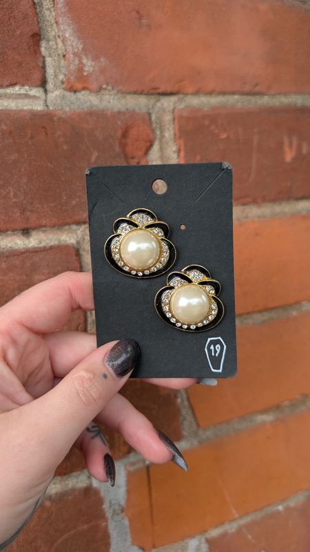 Faux pearl earrings with black enamel