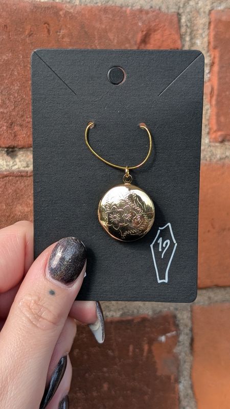 Gold tone locket pendant with pictures in it
