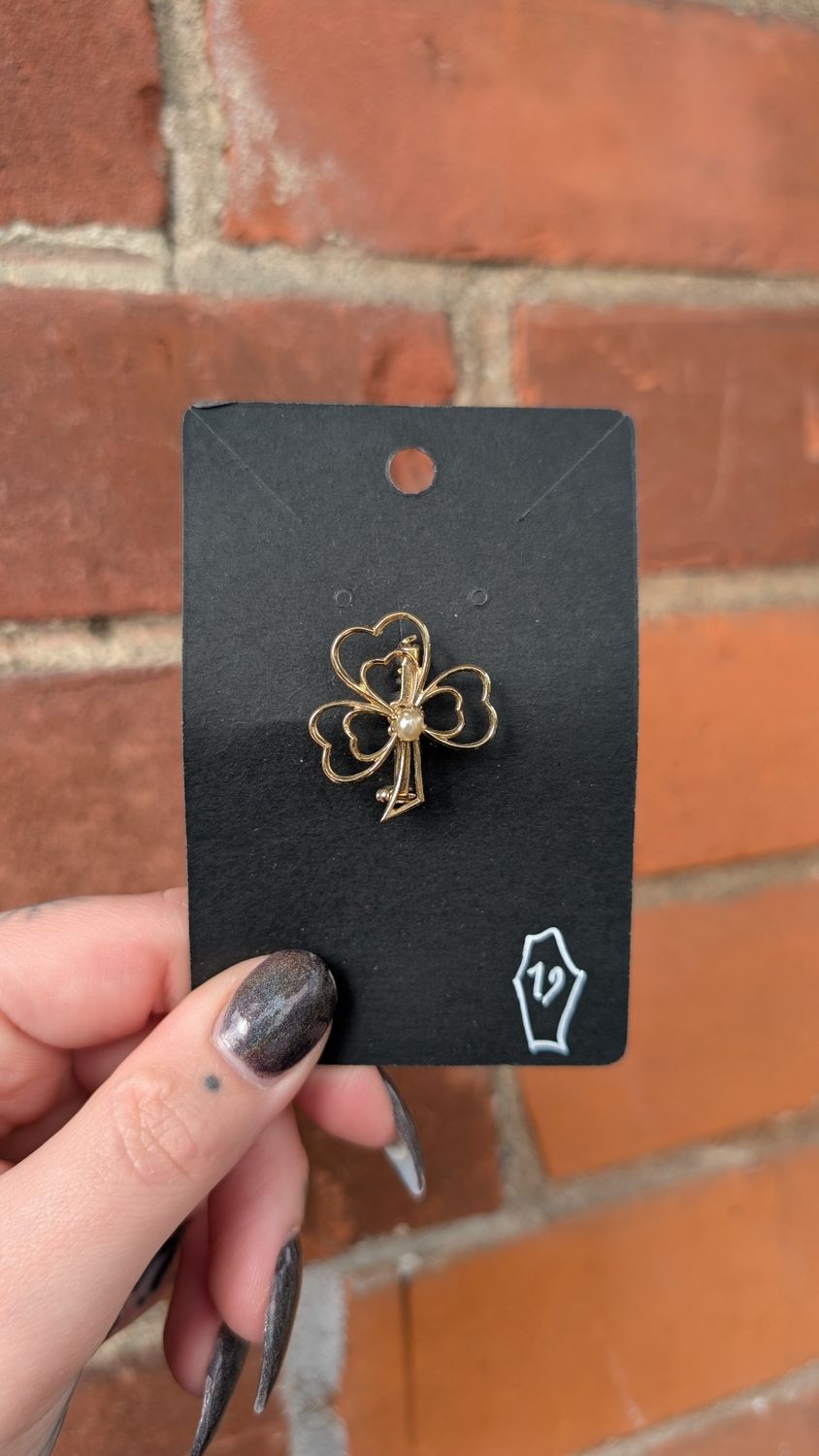 Clover gold tone brooch with faux pearl