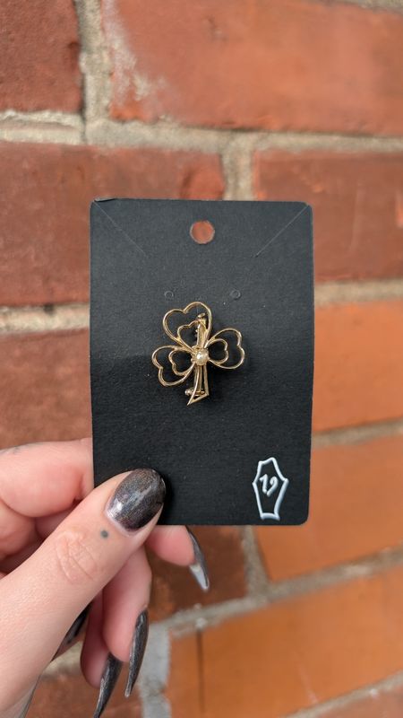 Clover gold tone brooch with faux pearl
