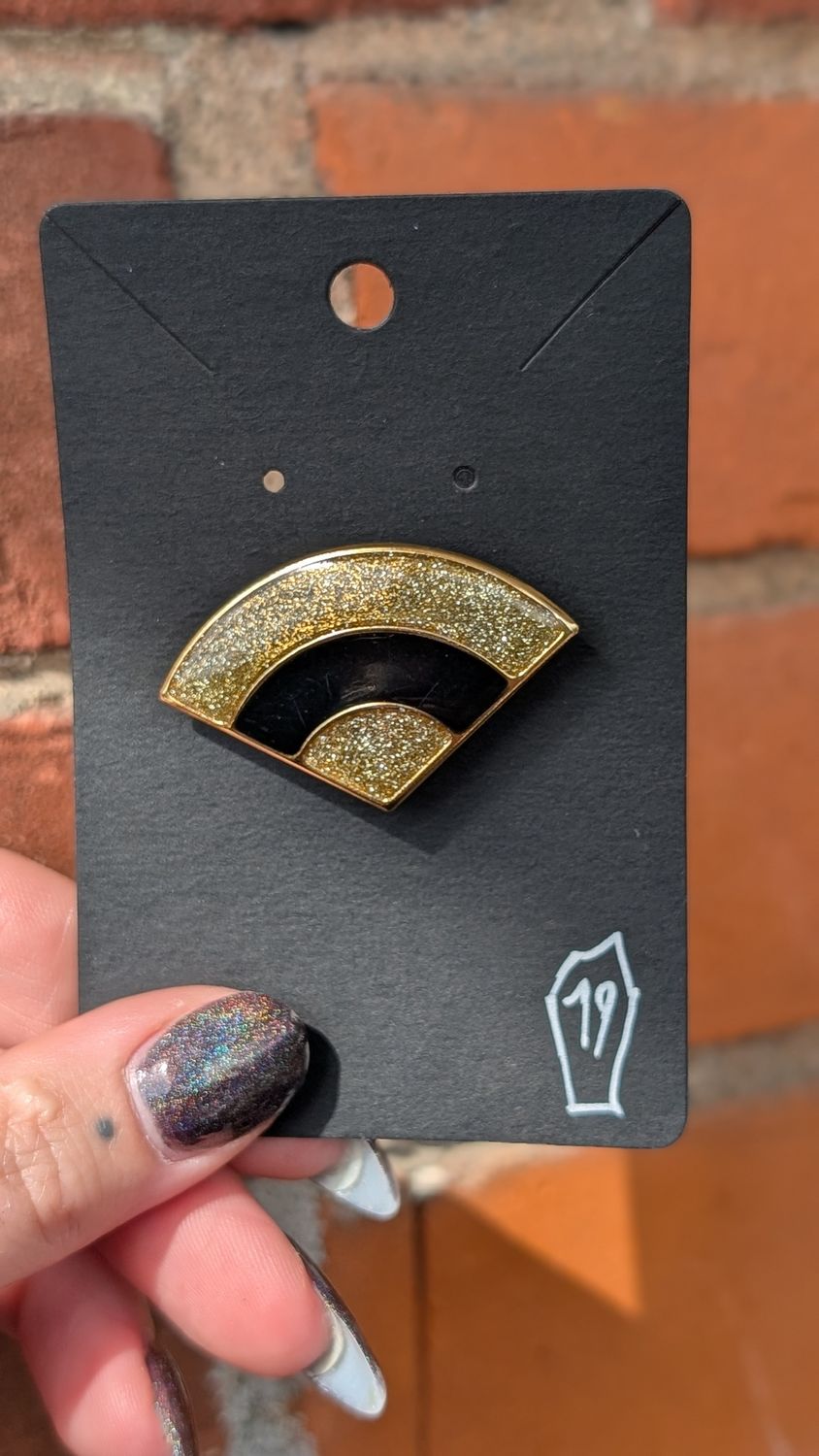 Fan black and gold brooch